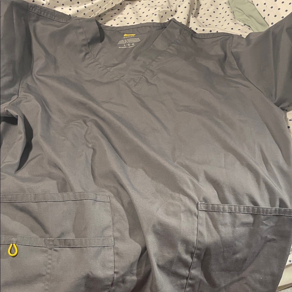WonderWink womans V-Neck Short Sleeve Scrub Top in Gray
